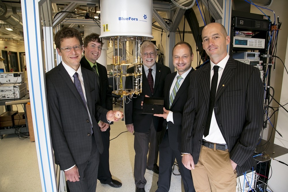 De gauche &agrave; droite, le professeur Alexandre Blais et certains des chercheurs sous sa direction pour ce projet : Christian Sara-Bournet et les professeurs Andr&eacute;-Marie Tremblay, Michel Pioro-Ladri&egrave;re et David Poulin.