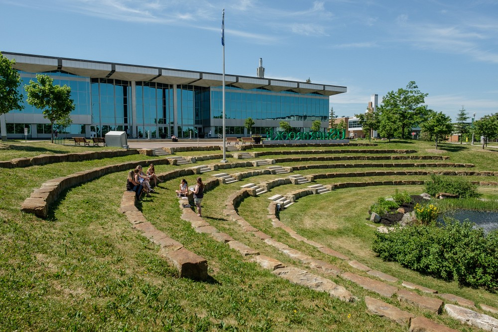De nombreux espaces ext&eacute;rieurs sur les campus favorisent les &eacute;changes et peuvent &ecirc;tre utilis&eacute;s dans un contexte d'apprentissage et d'enseignement.