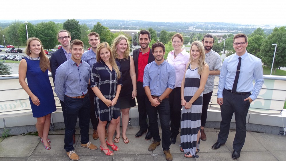 Douze des 14 finissants &agrave; la Ma&icirc;trise en administration, concentration marketing de la Facult&eacute; d'administration de l'Universit&eacute; de Sherbrooke.