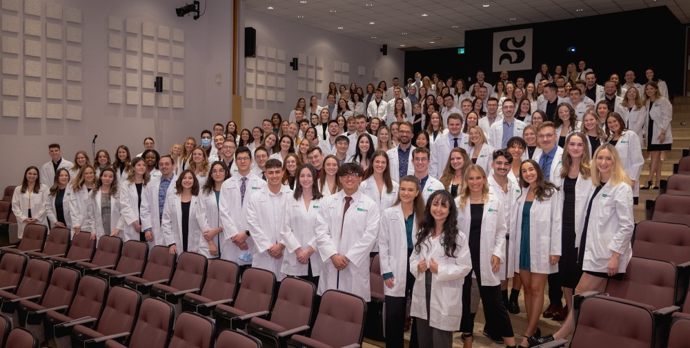Au fur et &agrave; mesure de la remise des sarraus, la salle s'est progressivement teint&eacute;e du blanc &eacute;clatant repr&eacute;sentant le passage aux stages d'externat.
