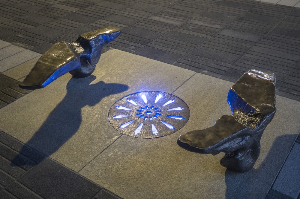 Rosace, une piazza lumineuse qui invite &agrave; la rencontre, est situ&eacute;e en face du Centre culturel.