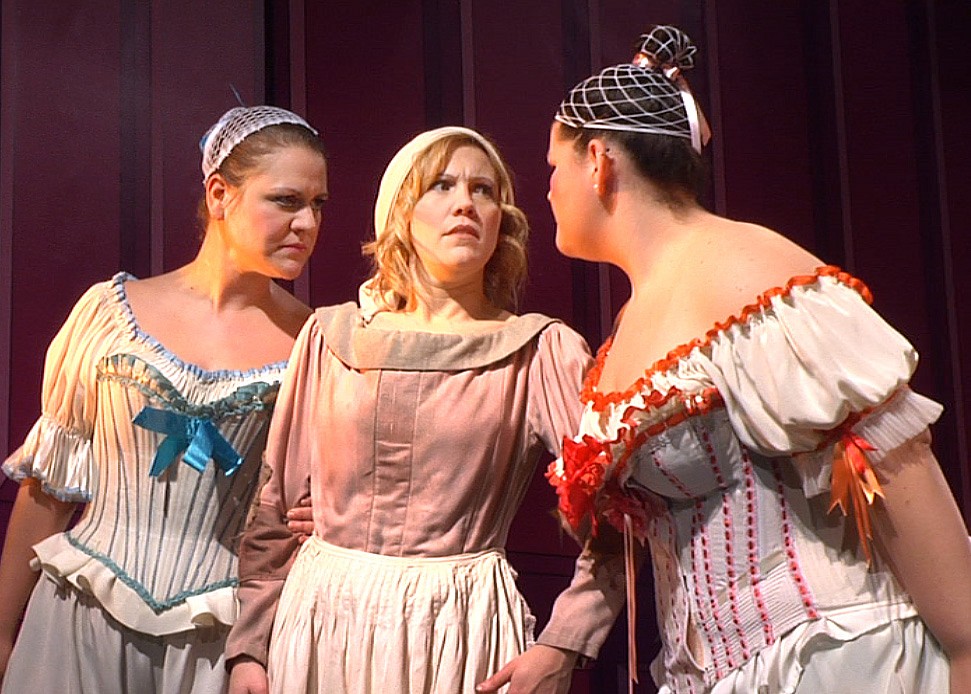 Cendrillon, au centre, flanqu&eacute;e de ses ingrates belles-s&oelig;urs.