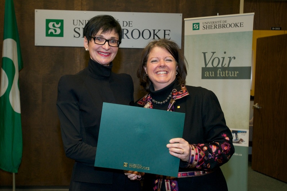 Me Lucie Thibodeau, laur&eacute;ate de la Facult&eacute; de droit, et Pre Lucie Laflamme, vice-rectrice aux &eacute;tudes.