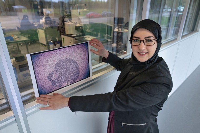 Actuellement au postdoctorat, Meriem Bouchilaoun est parmi les 20 finalistes du prix du public&nbsp;D&eacute;couverte!&nbsp;du concours&nbsp;La preuve par l'image&nbsp;de l'ACFAS.Photo : Michel Caron - UdeS