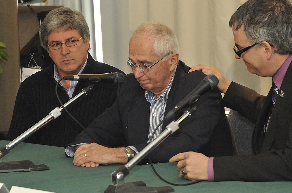 Le professeur Vincent Echav&eacute; est revenu &eacute;mu de la mission de 16&nbsp;jours en Ha&iuml;ti. Il est entour&eacute; du professeur Pierre-Michel Roy &agrave; gauche et du doyen de la Facult&eacute; de m&eacute;decine et des sciences de la sant&eacute;, R&eacute;jean H&eacute;bert.