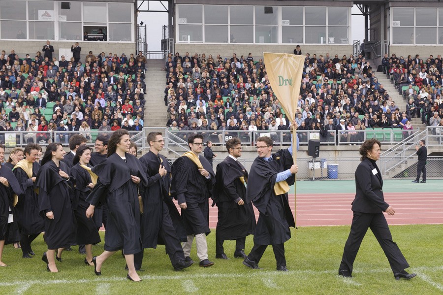 Charles Guay, le porte-&eacute;tendard, a fi&egrave;rement men&eacute; la cohorte 2014 dans la rose des vents, symbole de l&rsquo;&eacute;v&eacute;nement.