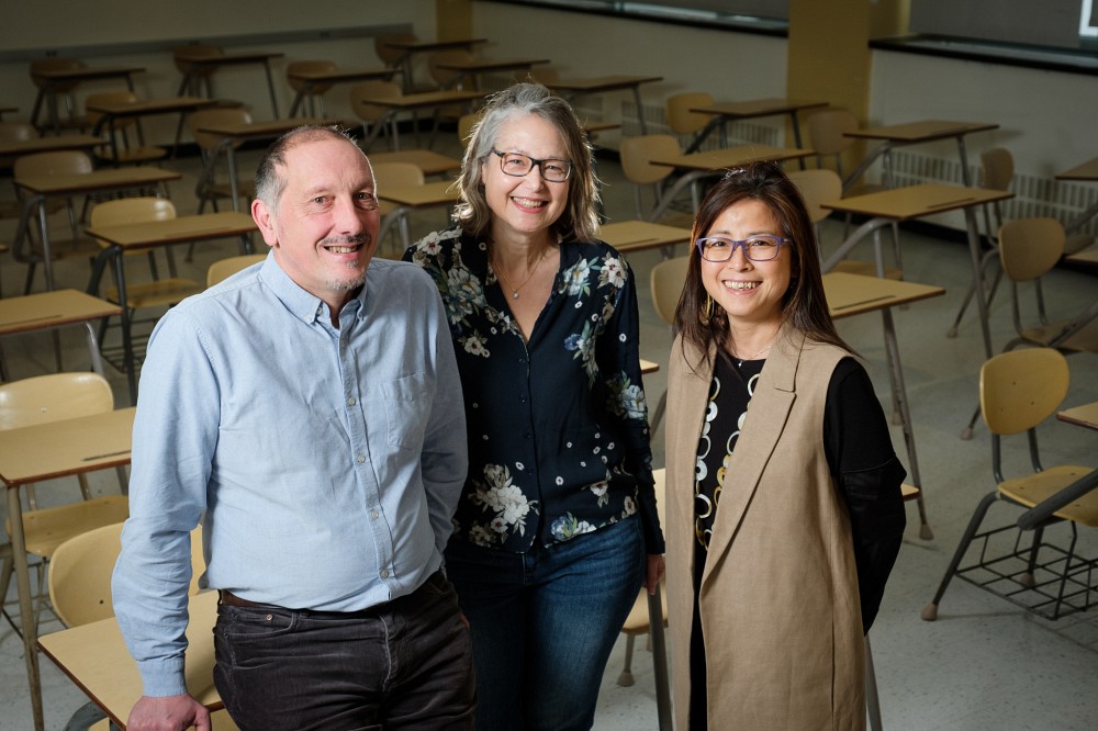 Les professeurs Olivier Dezutter et Lynn Thomas, de l'UdeS, ainsi que Sunny Man Chu Lau, de l'Universit&eacute; Bishop's