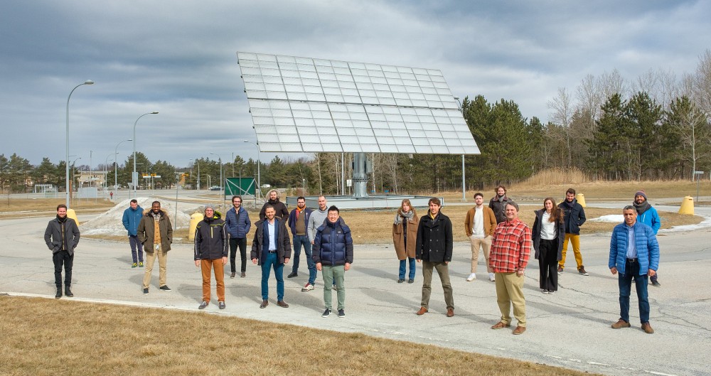 Les membres du groupe de recherche du projet PEELER accompagn&eacute;s de repr&eacute;sentants du partenaire industriel Umicore.