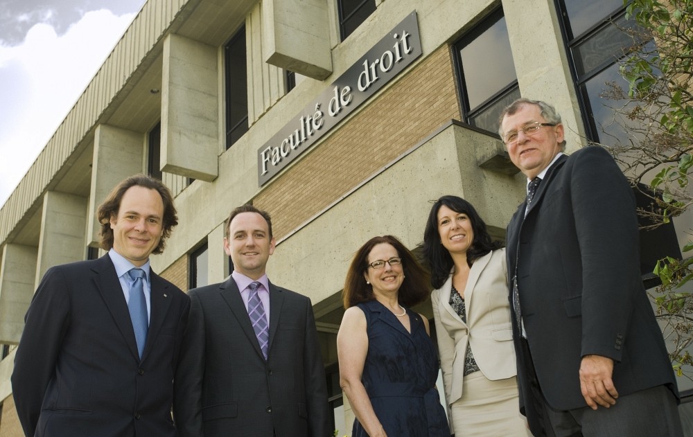 Pr S&eacute;bastien Lebel-Grenier, doyen de la Facult&eacute; de droit, Me Yannick Crack, avocat-associ&eacute; directeur de la place d&rsquo;affaires de Sherbrooke, Luce Lagu&euml;, repr&eacute;sentante de La Fondation de l&rsquo;Universit&eacute; de Sherbrooke, Me Marie-Claude Gaudreau, avocate et Me Denis L. Blouin, avocat au cabinet Therrien Couture avocats S.E.N.C.R.L.