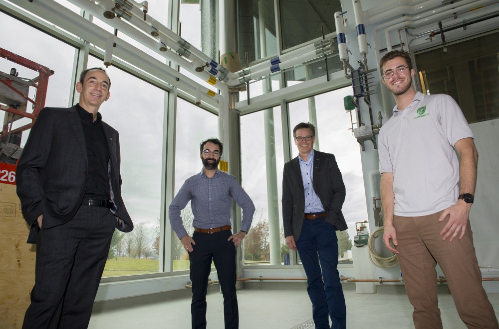 Annonce de partenaires de l'Usine-&eacute;cole Siboire. Dans l'ordre habituel, Jean Proulx, doyen de la Facult&eacute; de g&eacute;nie, Jonathan Gaudreault, copropri&eacute;taire du Siboire, Patrik Doucet, vice-recteur aux ressources humaines et &agrave; la transformation num&eacute;rique, et Philippe Verreault, pr&eacute;sident de Sherbroue.