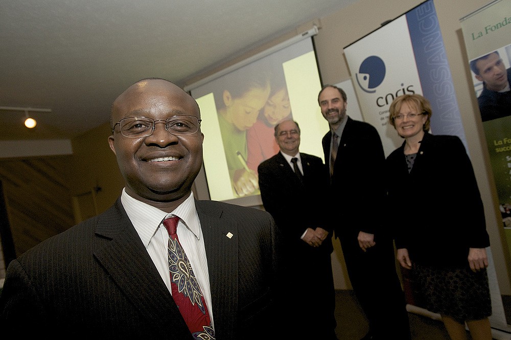 &Agrave; l'avant, le titulaire Jean-Claude Kalubi. Derri&egrave;re, le pr&eacute;sident du Conseil d&rsquo;administration du Consortium national de recherche sur l&rsquo;int&eacute;gration sociale, Claude Belley, le vice-recteur &agrave; la recherche Jacques Beauvais, et la doyenne de la Facult&eacute; d&rsquo;&eacute;ducation Colette Deaudelin.