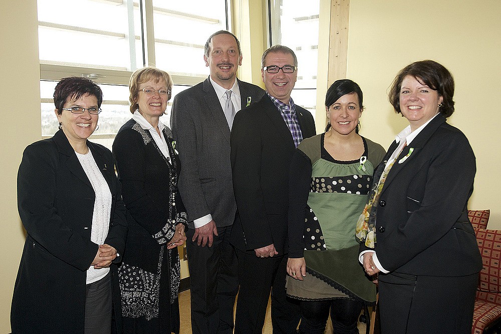 Les codirecteurs du Collectif, Olivier Dezutter et Julie Myre-Bisaillon, sont entour&eacute;s de Marie-France B&eacute;langer, directrice g&eacute;n&eacute;rale du C&eacute;gep de Sherbrooke; Colette Deaudelin, doyenne; &Eacute;ric Campbell, coordonnateur du Projet PREE; et Lucie Laflamme, vice-rectrice aux &eacute;tudes et copr&eacute;sidente de la TECIE.