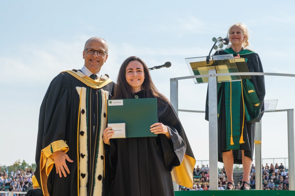 Malika Richard, dipl&ocirc;m&eacute;e de la ma&icirc;trise en orientation de la Facult&eacute; d'&eacute;ducation, a re&ccedil;u la m&eacute;daille d&rsquo;or de la Gouverneure g&eacute;n&eacute;rale du Canada lors de la Collation des grades du 23 septembre des mains du recteur de l&rsquo;Universit&eacute; de Sherbrooke, Pierre Cossette.Photo :&nbsp;Michel Caron UdeS