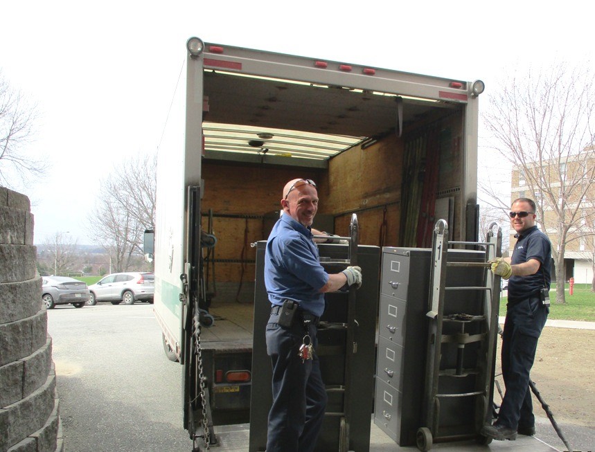 Ces classeurs, que&nbsp;R&eacute;jean Boislard et &Eacute;ric Lemieux, journaliers-chauffeurs au Service des immeubles, rapportent &agrave; l'entrep&ocirc;t, seront bient&ocirc;t disponibles sur Badibus.