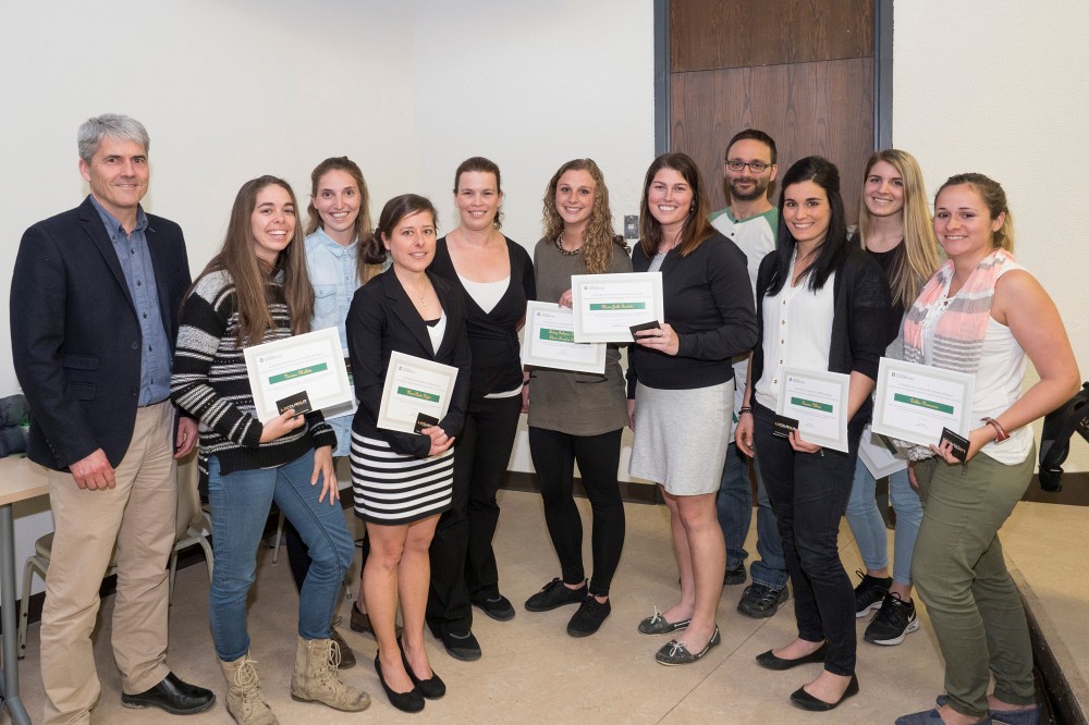 Les laur&eacute;ats 2017 des prix d'excellence accompagn&eacute;s du vice-doyen, le professeur Alain Delisle, et de l'organisatrice de l'&eacute;v&eacute;nement, la professeure Sylvie Beaudoin.
