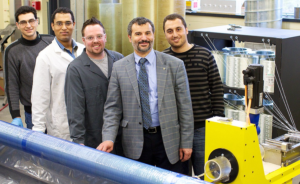 &Agrave; l'avant, Radhouane Masmoudi, entour&eacute; de son &eacute;quipe de recherche.