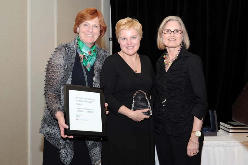 Mme Kathryn Raymond de la pharmaceutique Purdue, Pre Patricia Bourgault et Pre Judy Watt-Watson, pr&eacute;sidente du Canadian Pain Society lors de la remise du prix &agrave; Winnipeg le 9 mai dernier.