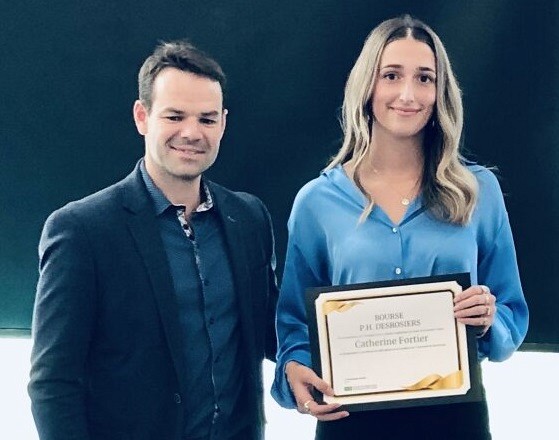 Catherine Fortier a re&ccedil;u la bourse P.-H. Desrosiers des mains de Gabriel Simard, gestionnaire en philanthropie de La&nbsp;Fondation, pour l'excellence du dossier acad&eacute;mique au terme de sa 1re&nbsp;ann&eacute;e d'&eacute;tudes.