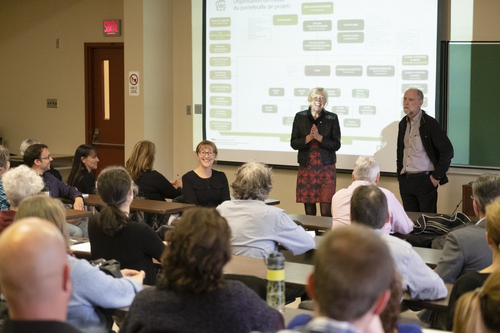 La marraine du projet, la Pre Christine Hudon, vice-rectrice aux &eacute;tudes, et le Pr Jean Goulet, vice-recteur aux ressources humaines, lors d'une rencontre pr&eacute;sentant les prochaines &eacute;tapes de d&eacute;veloppement de V&eacute;o aupr&egrave;s des membres du personnel concern&eacute;s.