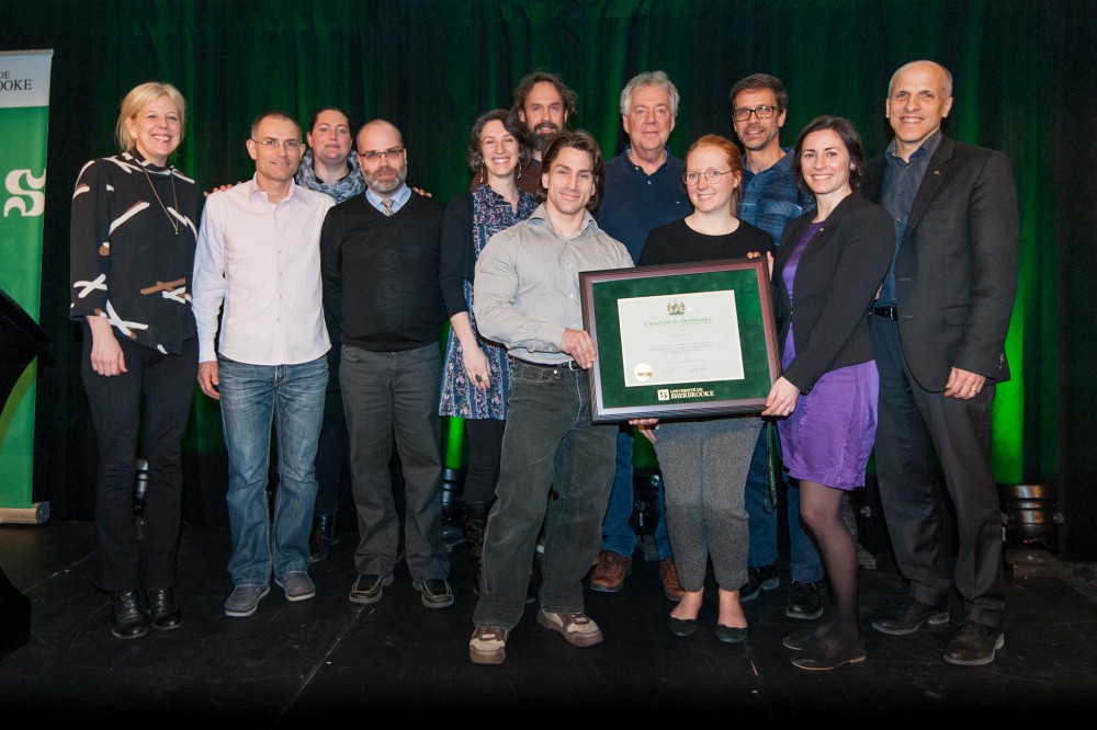 Des laur&eacute;ats du prix facultaire &laquo;Reconnaissance de la qualit&eacute; de l&rsquo;enseignement&raquo; de la FASAP en compagnie de la vice-rectrice aux &eacute;tudes Christine Hudon et du recteur Pierre Cossette.