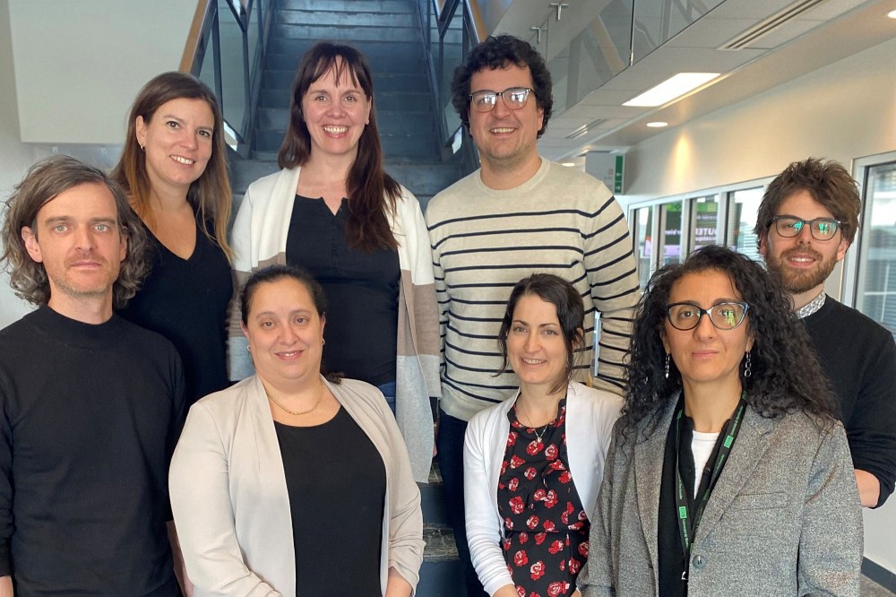 Chantal Guindi (2e personne sur la rang&eacute;e du bas) et quelques coll&egrave;gues professionnels et professionnelles au Service d'appui &agrave; la recherche, &agrave; l'innovation et &agrave; la cr&eacute;ation (SARIC), dont Daniel Letendre, Roxane Desjardins,&nbsp; Anna Kwiatkowska, Julien Cadieux Genesse,&nbsp;Julie Cot&eacute;-Gravel,&nbsp;Samia Mihoub et Jean-Philippe Carlos. La photo a &eacute;t&eacute; prise lors d'une visite de l'Association du personnel professionnel et administratif (APAPUS) au SARIC.