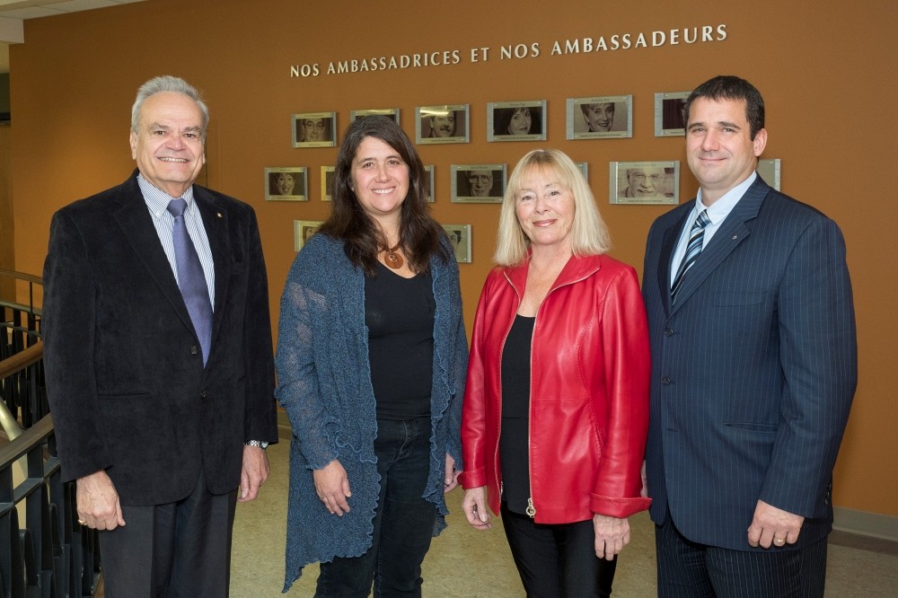 Pr Serge Jandl, doyen de la Facult&eacute; des sciences, Pre&nbsp;Virginie Charette, directrice du D&eacute;partement de math&eacute;matiques, Mme Denise Lanouette, donatrice,&nbsp;M. Pascal Gr&eacute;goire, directeur adjoint au Service des relations avec les dipl&ocirc;m&eacute;es et dipl&ocirc;m&eacute;s.