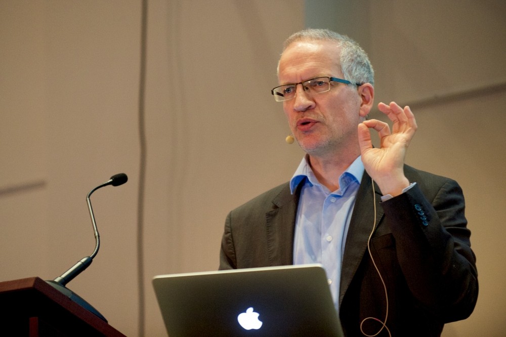 Le Professeur David S&eacute;n&eacute;chal pr&eacute;sente sa conf&eacute;rence De la guerre chaude &agrave; la guerre froide : la course &agrave; l'arme nucl&eacute;aire.