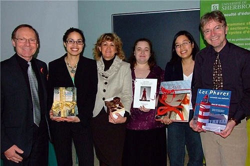 Yoland Bouchard, enseignant au collège Mont-Notre-Dame de Sherbrooke (à l'extrême droite), a été honoré lors de la 1re cérémonie de remise des Prix d'excellence en éducation. On le voit ici accompagné d'anciennes étudiantes, de la responsable du prix Yvonne Bertrand (centre) et du journaliste Marcel Gagnon (extrême gauche).
