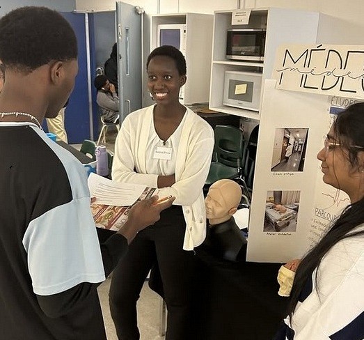 Les &eacute;tudiantes et &eacute;tudiants du programme de doctorat en m&eacute;decine ont fait d&eacute;couvrir les sciences de la sant&eacute; &agrave; pr&egrave;s de 200&nbsp;&eacute;l&egrave;ves du secondaire. Sur la photo, un jeune se renseigne sur les &eacute;tudes en m&eacute;decine lors de l&rsquo;activit&eacute; de Longueuil.