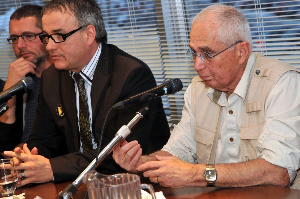 Le doyen R&eacute;jean H&eacute;bert et le professeur Vincent &Eacute;chav&eacute;, quelques heures avant le d&eacute;part.