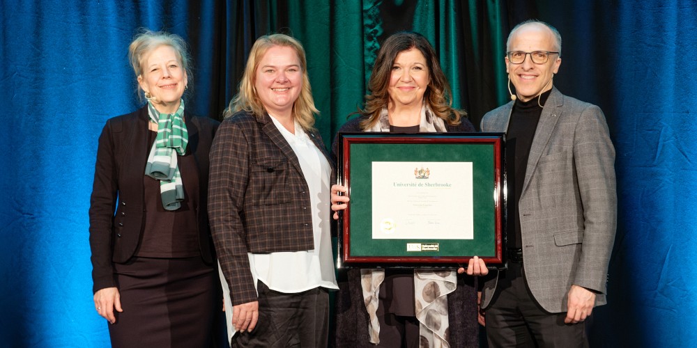 La laur&eacute;ate Christine Gaucher,&nbsp;accompagn&eacute;e de la vice-rectrice aux &eacute;tudes, Christine Hudon, de la doyenne de la Facult&eacute; d'&eacute;ducation, Anne Lessard, et du recteur, Pierre Cossette
