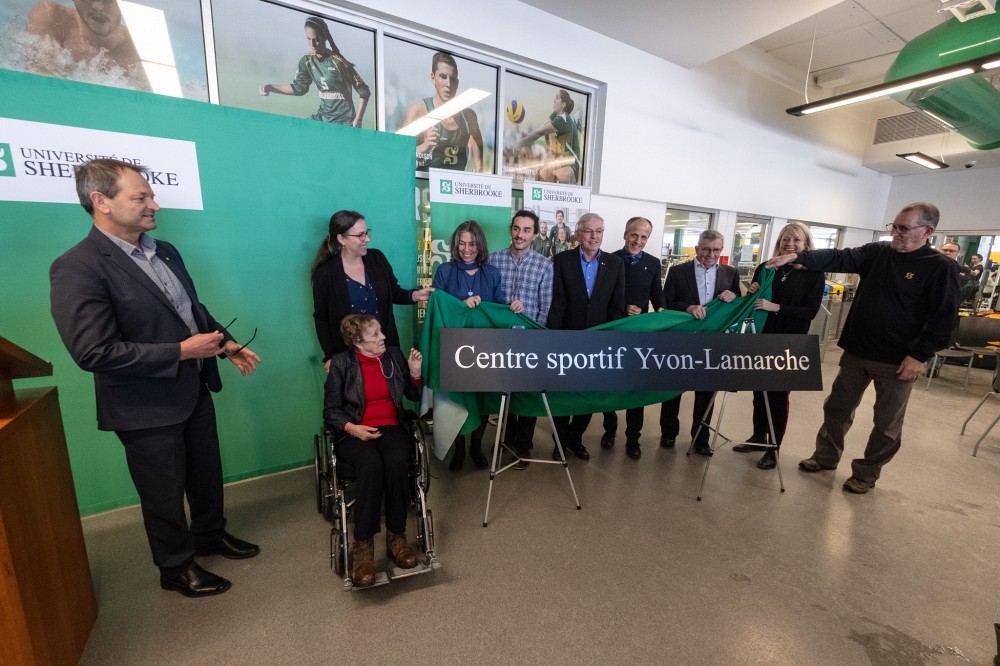 Le d&eacute;voilement de la nouvelle d&eacute;nomination du Centre sportif de l'UdeS s'est fait en pr&eacute;sence des proches d'Yvon Lamarche et de nombreuses personnalit&eacute;s s'&eacute;tant d&eacute;plac&eacute;es pour l'occasion.