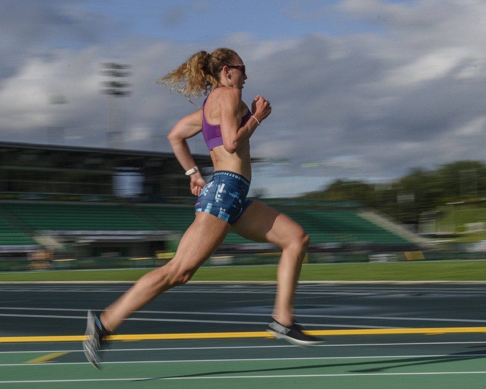 Ma&iuml;t&eacute; Bouchard &agrave; l'entra&icirc;nement r&eacute;cemment, sur la piste du stade ext&eacute;rieur de l'UdeS.