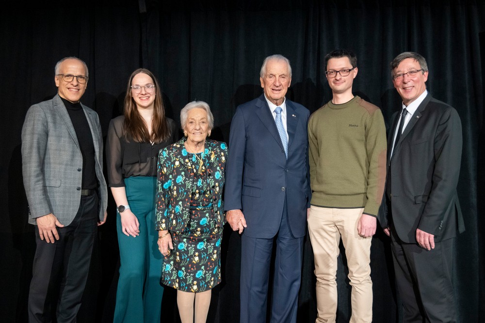 &Eacute;lodie d&rsquo;Astous et Gabriel Pouliot, les deux premi&egrave;res personnes&nbsp;laur&eacute;ates d'une bourse d'excellence Laurent et Claire B. Beaudoin, en compagnie du recteur Pierre Cossette, de Laurent Beaudoin et de Claire B. Beaudoin, ainsi que du vice-recteur &agrave; la recherche et aux &eacute;tudes sup&eacute;rieures, Jean-Pierre Perreault.