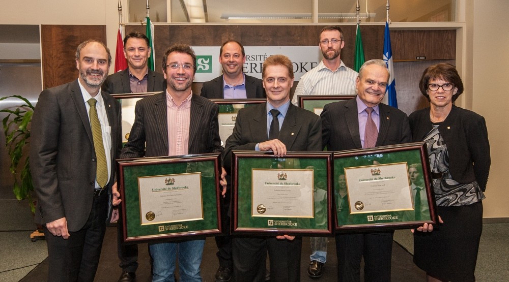 La rectrice Luce Samoisette et le vice-recteur Jacques Beauvais accompagnent les r&eacute;cipiendaires des Prix de la recherche et de la cr&eacute;ation 2015.