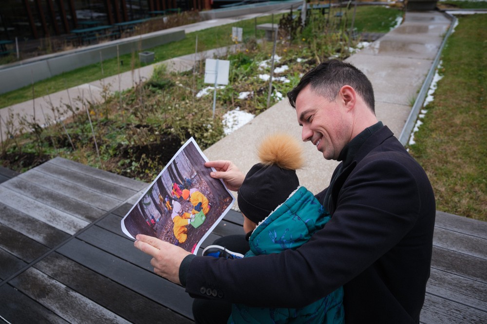 Avec sa photo d'enfants en for&ecirc;t, le professeur Jean-Philippe Ayotte-Beaudet a voulu illustrer la th&eacute;matique de l'&eacute;ducation en plein air &agrave; laquelle il consacre ses activit&eacute;s de recherche.