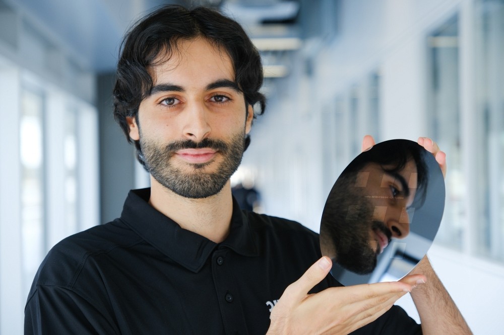 Fay&ccedil;al Houssaini, &eacute;tudiant au doctorat - D&eacute;veloppement de protocoles de caract&eacute;risation pour comprendre les variations de performances des dispositifs quantiques supraconducteur.