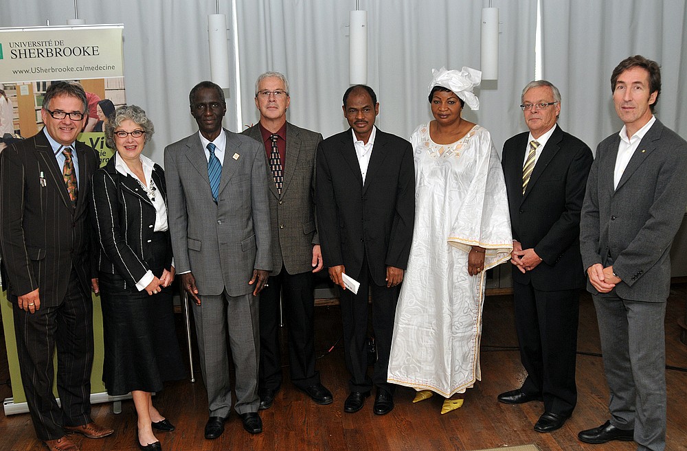 Le doyen R&eacute;jean H&eacute;bert et la vice-rectrice Jocelyne Faucher, &agrave; gauche, ont accueilli plusieurs partenaires du projet lors de sa confirmation le 16 septembre.