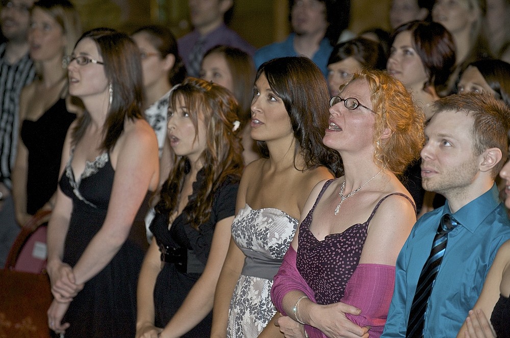 Les finissantes et finissants, pr&ecirc;tant le serment professionnel des m&eacute;decins.