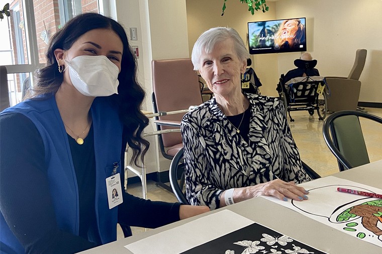 Arianne Turcotte-Poulin, &eacute;tudiante au baccalaur&eacute;at en service social, et la r&eacute;sidente du&nbsp;CHSLD d'Argyll,&nbsp;Mme Huguette Turgeon,&nbsp;alors qu'Arianne effectuait sa derni&egrave;re journ&eacute;e de b&eacute;n&eacute;volat aupr&egrave;s de Mme Turgeon.