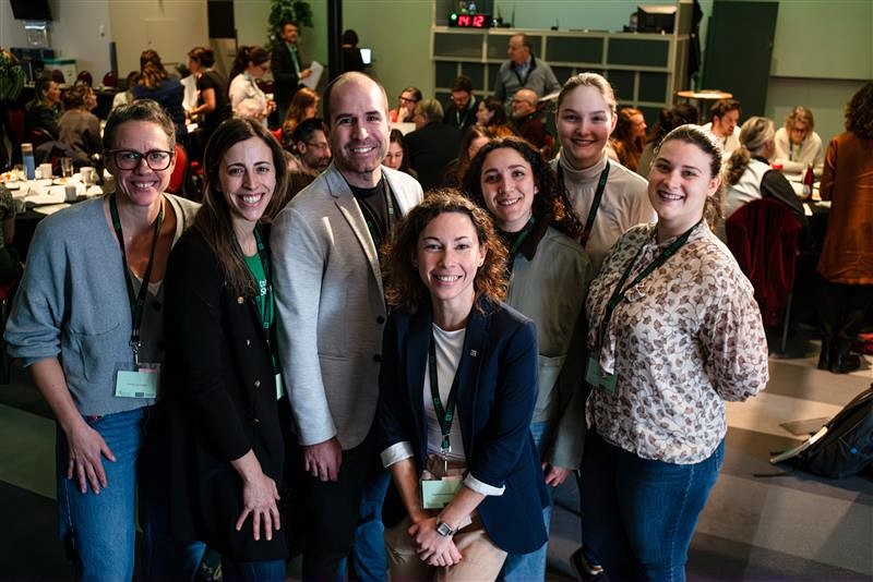 De g. &agrave; d. : La Pre Marie-Luc Arpin, du D&eacute;partement de management et de gestion des ressources humaines, la Pre Isabelle Laforest-Lapointe, du D&eacute;partement de biologie, le Pr Olivier Champagne-Poirier, du D&eacute;partement de communication, Mme No&eacute;mie Lefran&ccedil;ois, conseill&egrave;re en environnement, Mme Sarah Chebra, Mme Am&eacute;lie Garnier et Mme &Eacute;lizabeth Cazeault,&nbsp;Coordonnatrice SST et environnement &agrave; l'UdeS.