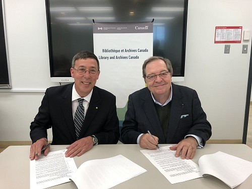 Le Pr Jean-Pierre Perreault, vice-recteur &agrave; la recherche et aux &eacute;tudes sup&eacute;rieures, et&nbsp;Guy Berthiaume, biblioth&eacute;caire et archiviste du Canada, lors de la signature de l'entente.