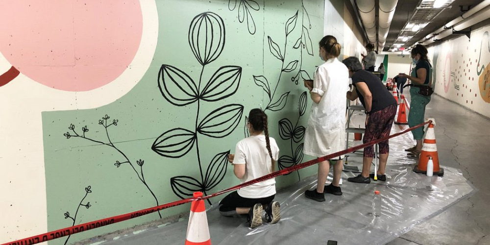 Dans le cours Peinture et espaces, &agrave; l'&eacute;t&eacute; 2022, les &eacute;tudiantes et les &eacute;tudiants ont r&eacute;alis&eacute; une murale dans les tunnels de l'Universit&eacute; de Sherbrooke.