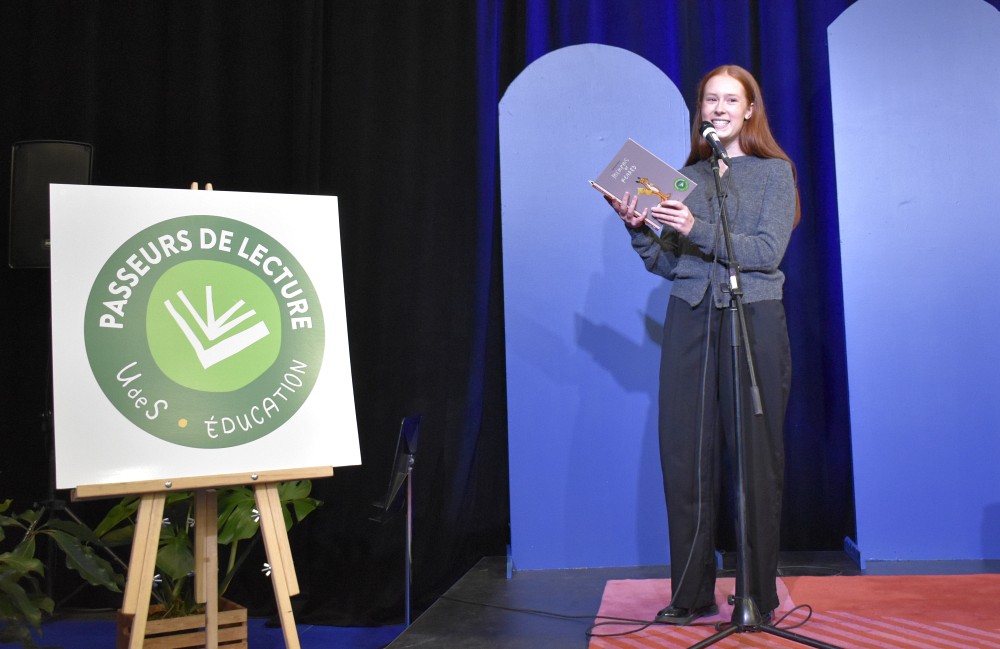 L&eacute;onie Villeneuve, &eacute;tudiante en 3e ann&eacute;e au baccalaur&eacute;at en enseignement au pr&eacute;scolaire et au primaire, lors de la remise des Prix litt&eacute;raires des Passeurs de lecture au Salon du livre de l&rsquo;Estrie le vendredi 18 octobre 2024.