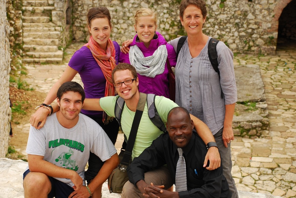 &Agrave; l'arri&egrave;re&nbsp;: Annie Sheehy, Catherine Blackburn et leur superviseure de stage Jos&eacute;e-Anne Dunberry. &Agrave; l'avant&nbsp;: Mourad Gharbi, Maxime Chagnon et William Alexis, de l'H&ocirc;pital de la communaut&eacute; ha&iuml;tienne.