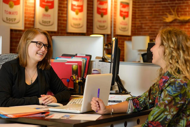 St&eacute;phanie Beaudoin, &eacute;tudiante en communication, s'est rapidement int&eacute;gr&eacute;e dans son milieu de stage.