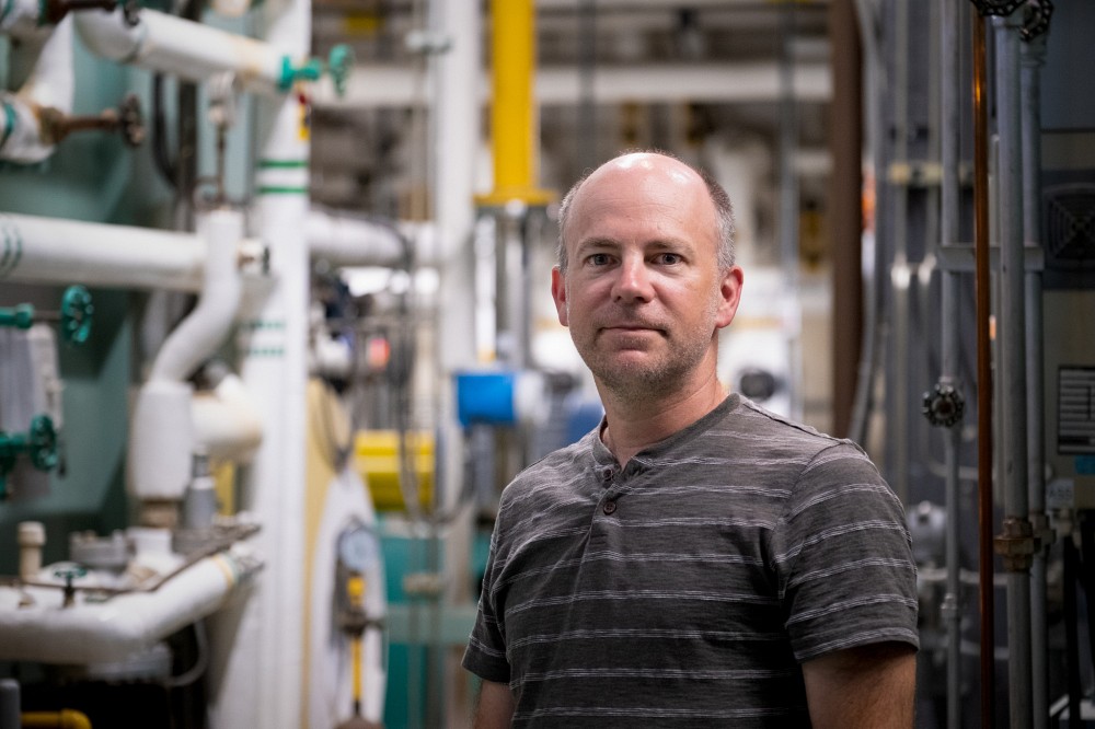 Claude Handfield est directeur de la division ing&eacute;nierie au Service des immeubles et responsable de l&rsquo;implantation des projets en mati&egrave;re d&rsquo;efficacit&eacute; &eacute;nerg&eacute;tique.