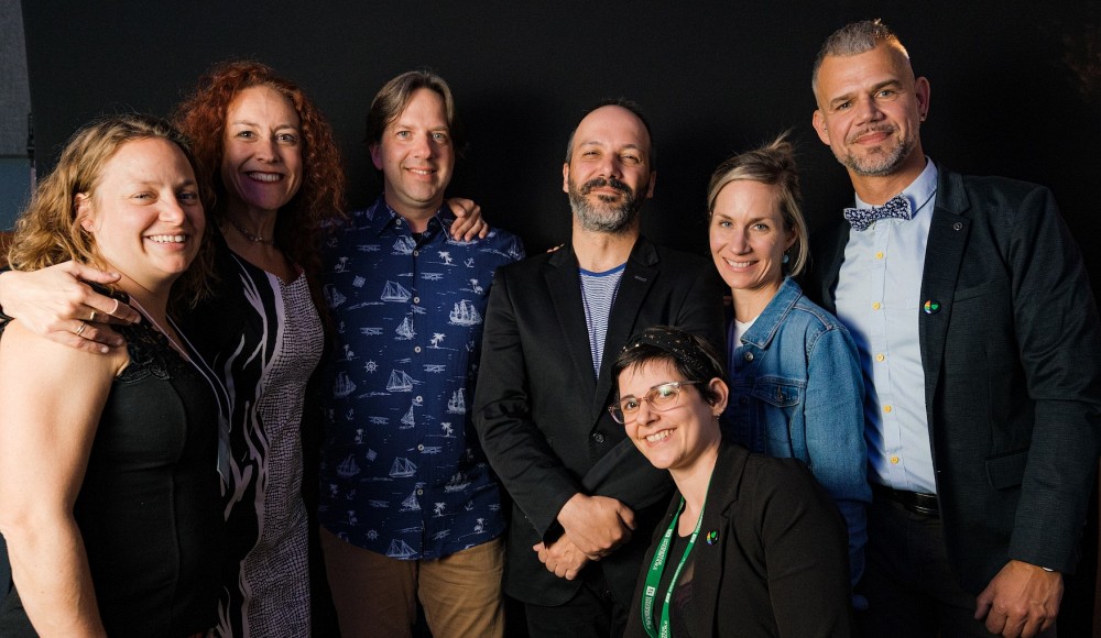 L&rsquo;&eacute;quipe i-mersion CP : Constance Denis, CP; Christelle Lison, coresponsable du projet; F&eacute;lix Arguin, coordonnateur p&eacute;dagonum&eacute;rique; Alain M&eacute;lan&ccedil;on, coordonnateur administratif et de l&rsquo;information; M&eacute;lanie Laventure, coordonnatrice administrative; Florian Meyer, coresponsable du projet; Clara Dyan-Charles, auxiliaire; Sonia Proust-Androwkha, chercheuse postdoctorante (absente de la photo).