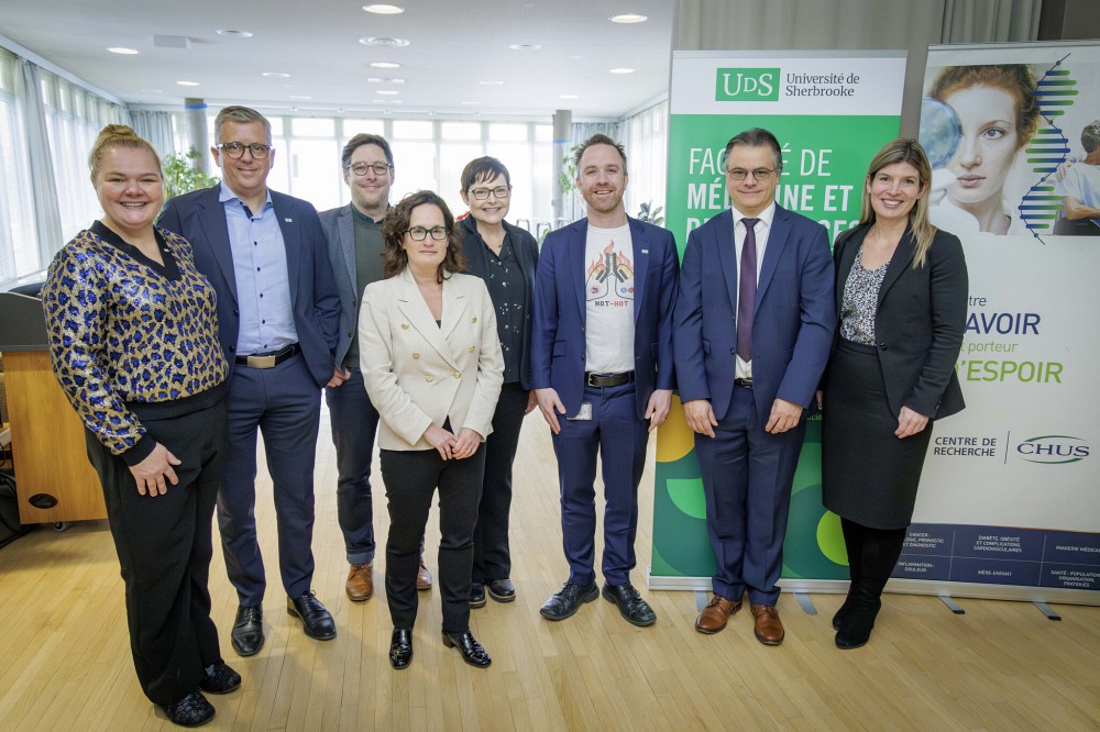 Pre Anne Lessard (vice-rectrice &agrave; la recherche et vice-rectrice aux relations internationales, UdeS), Pr Louis Valiquette (doyen, FMSS), Steve Poirier (Sanofi), Marie-Claude Battista (directrice du BVP), Rebecca Gall (Regeneron), Pr Simon Couillard (professeur-chercheur &agrave; la t&ecirc;te du projet HOTHOT), &Eacute;ric Trottier (Sanofi), Annie Boisvert (PDGA du CIUSSS de l'Estrie-CHUS)
