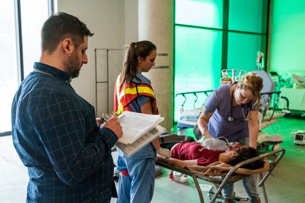 C&rsquo;est sous l&rsquo;&oelig;il attentif de plusieurs professeurs, charg&eacute;s de cours et &eacute;tudiants en sciences infirmi&egrave;res que le groupe d&rsquo;&eacute;tudiants s&rsquo;ex&eacute;cutait lors de la simulation.